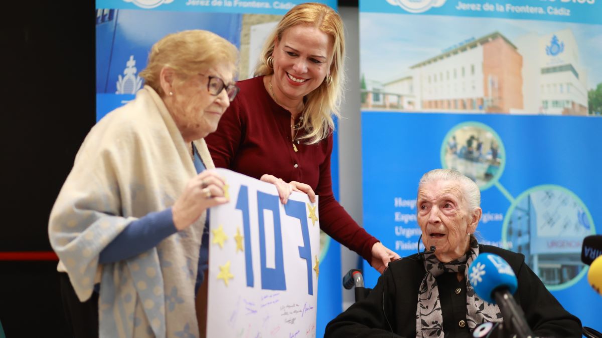 Homenaje a Paquita Rodríguez por su 107 cumpleaños en Jerez | Cristo García