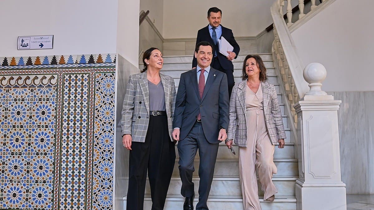 Moreno, junto a las consejeras Loles López y Catalina García | Salvador López Medina