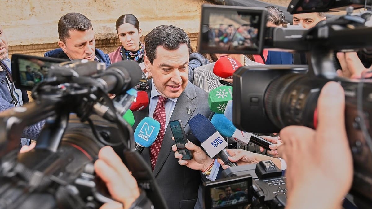 El presidente andaluz, en su atención previa a los medios | Salvador López Medina