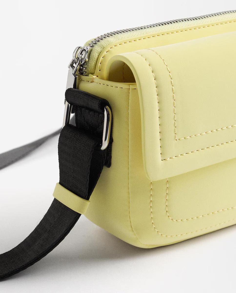 Bandolera con solapa y varios compartimentos