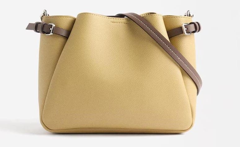 Bandolera fruncida con cierre de cremallera en liso