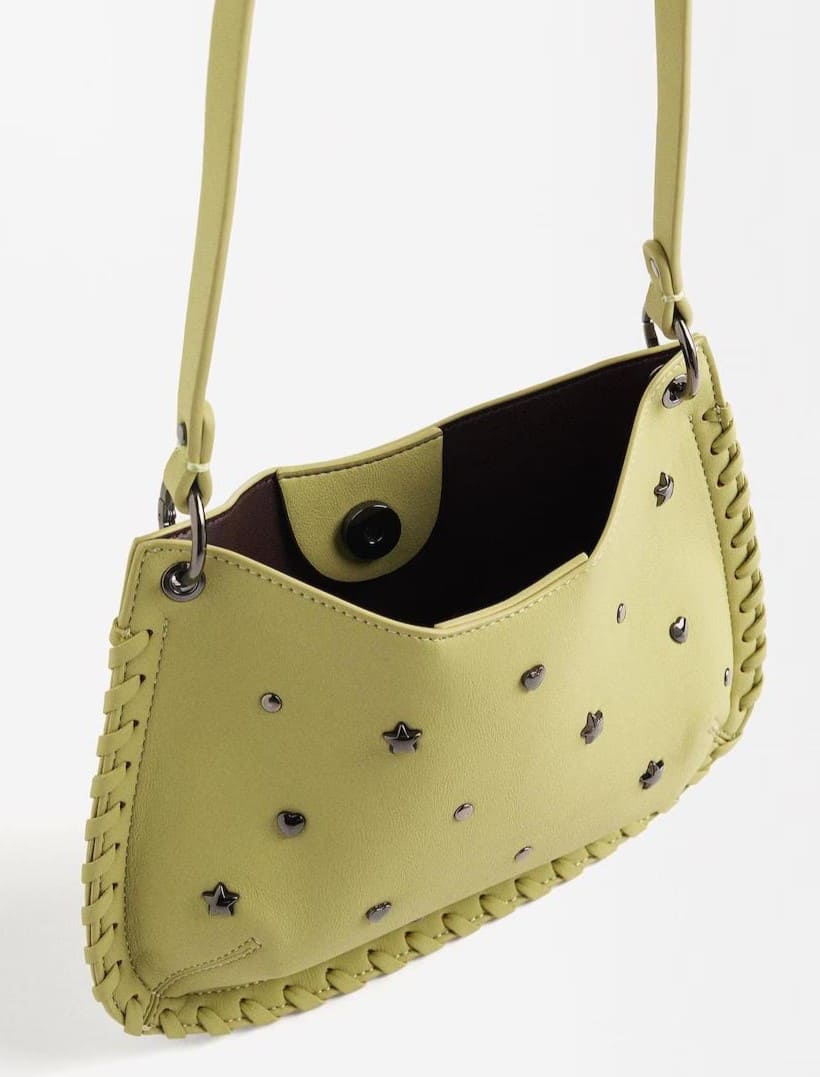 Bolso de hombro con detalle trenzado y tachuelas de estrellas y corazones