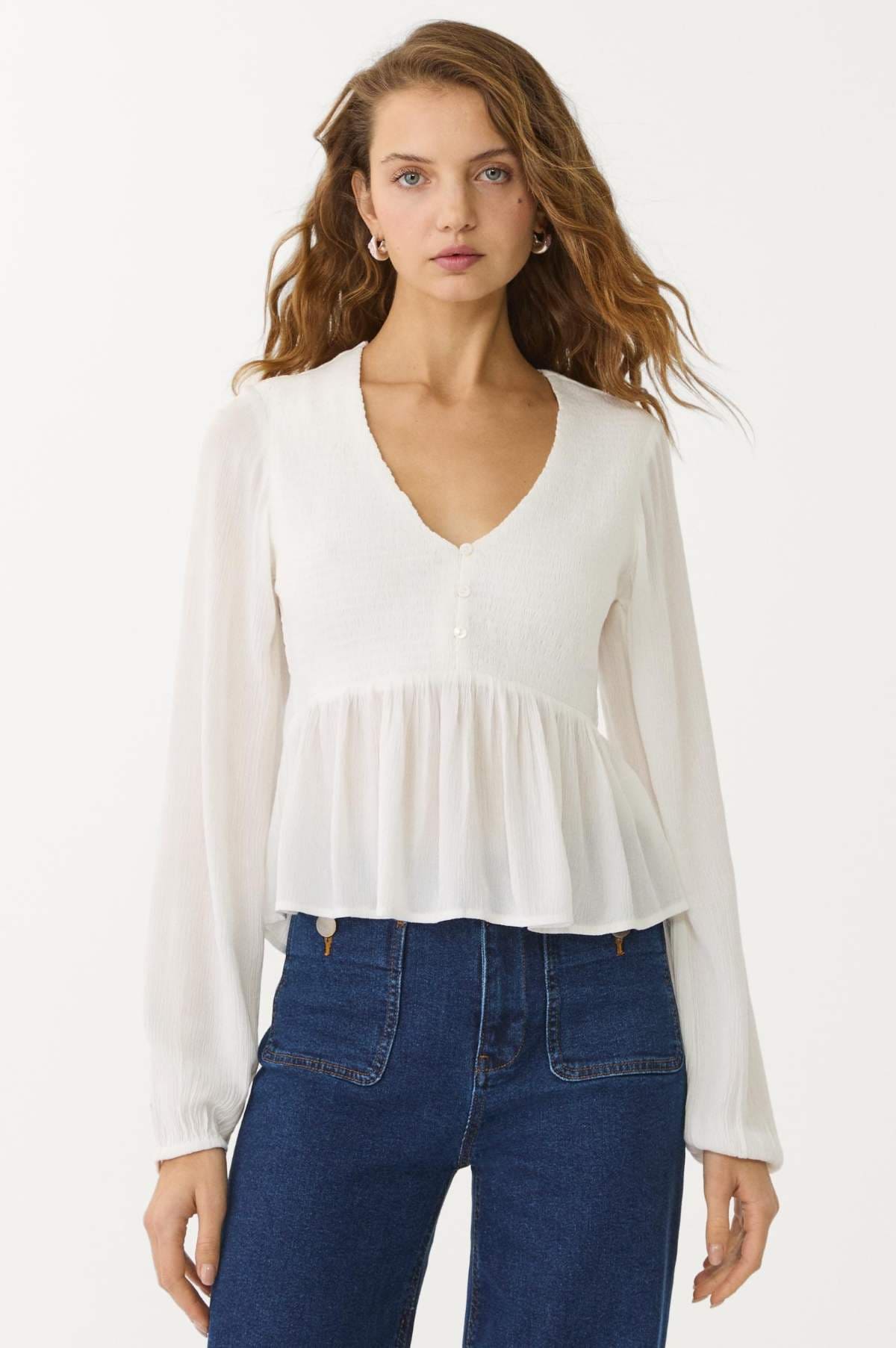 Blusa fluida volantes de Stradivarius