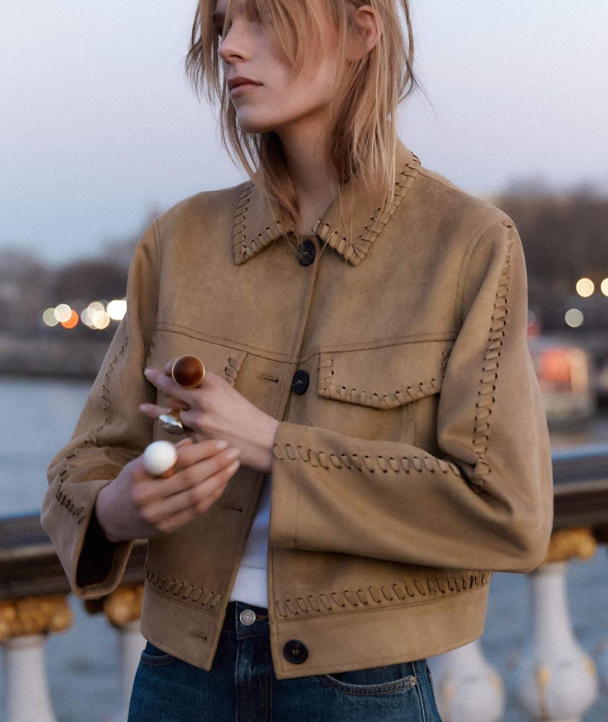 Cazadora efecto ante detalles trenzados de Zara