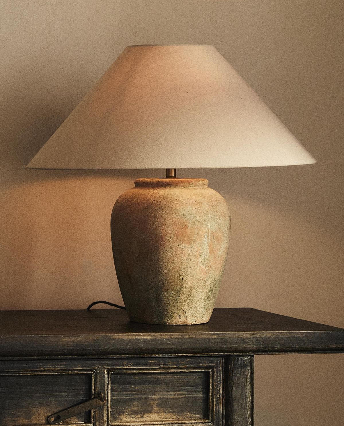 Lámpara de mesa con base cerámica de Zara Home