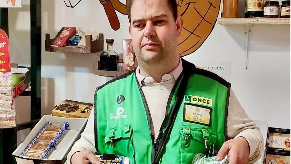 Rafael Rosa ha repartido suerte por Algar gracias al cupón de la ONCE