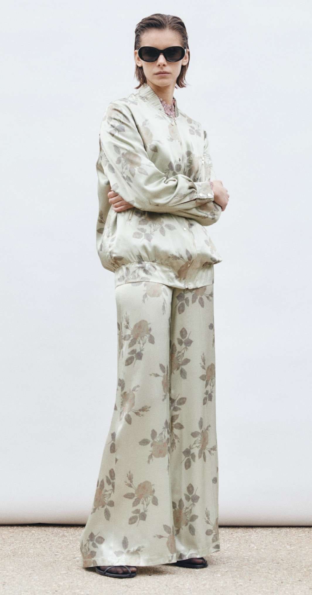 Pantalon saten estampado y bómber a juego de Sfera