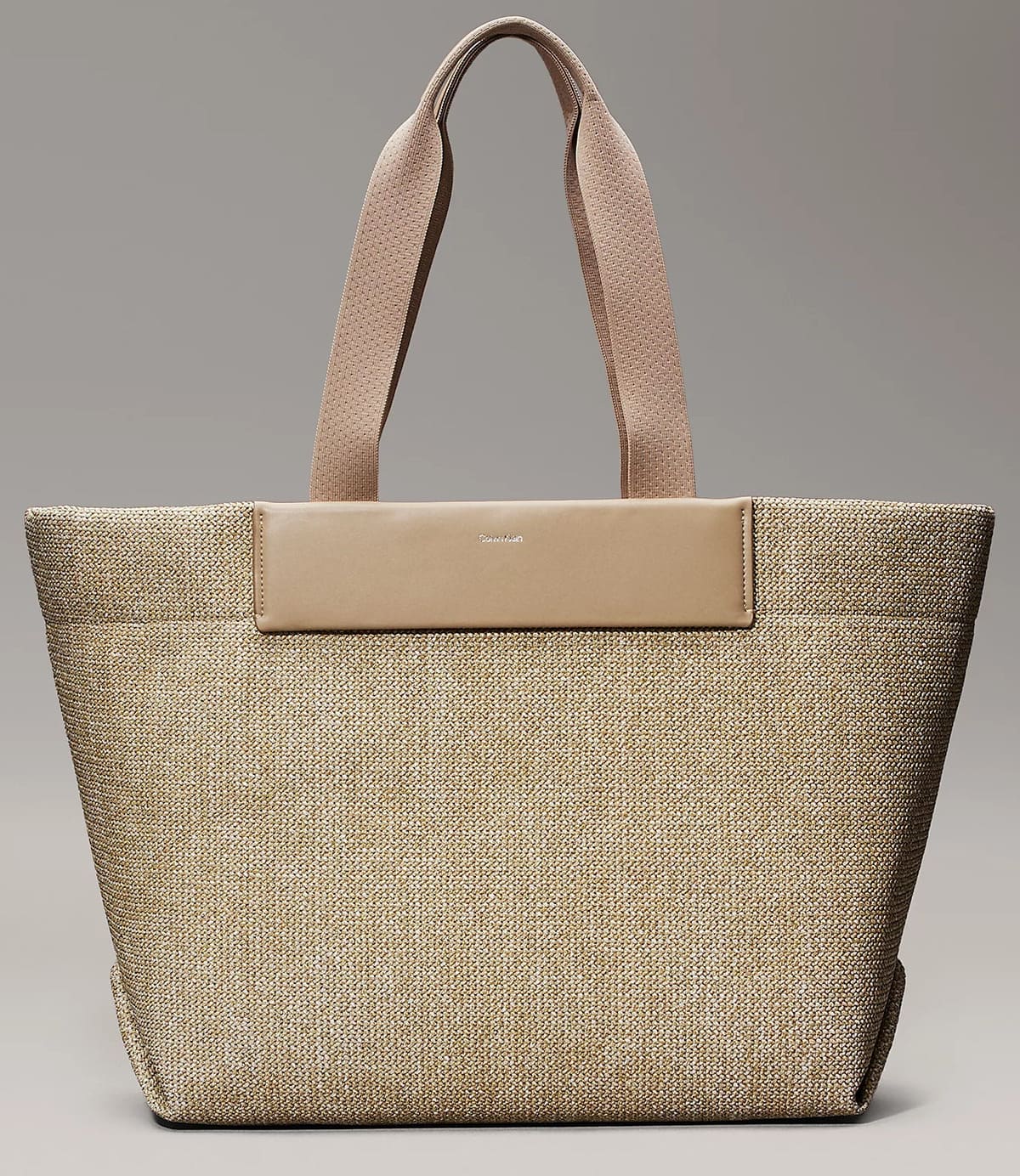 El nuevo bolso tote grande de rafia en color beige oscuro de Calvin Klein