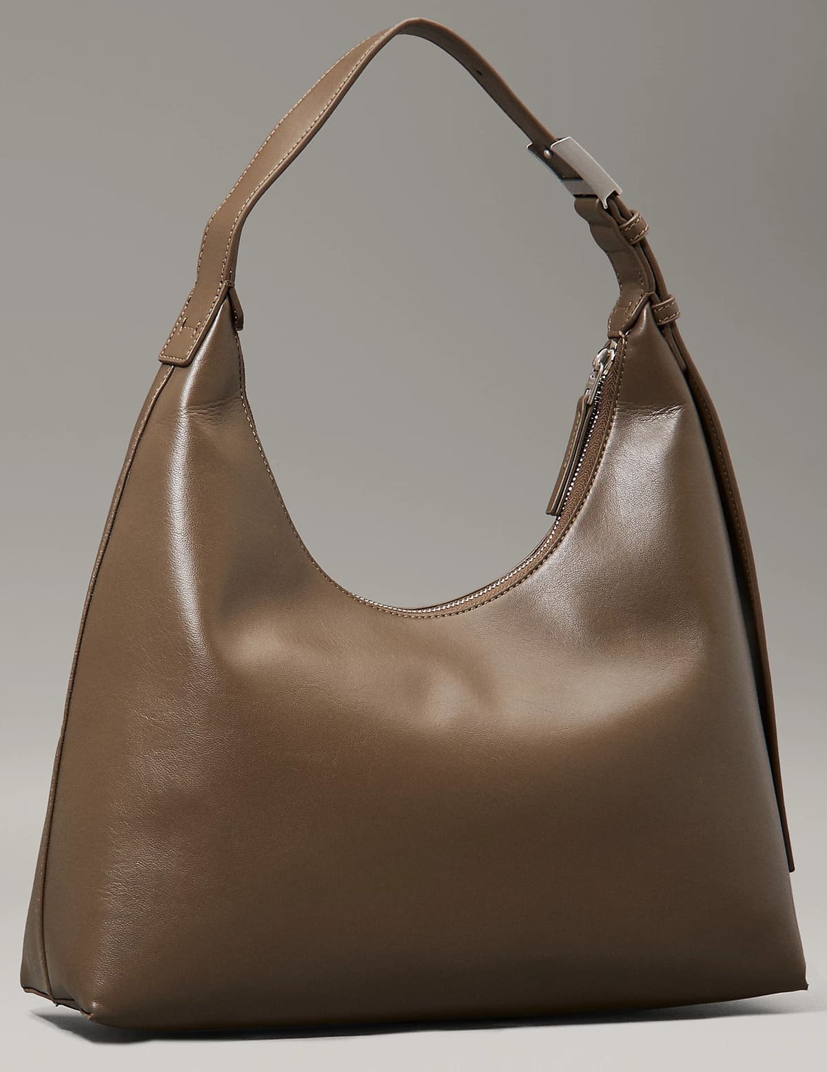 El nuevo bolso hobo en color marrón de Calvin Klein