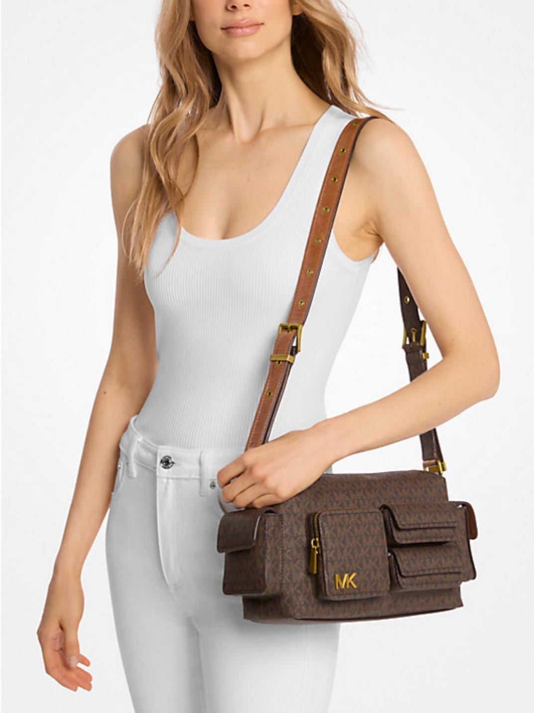 El bolso de hombro Dakota mediano con logotipo en color marrón de Michael Kors