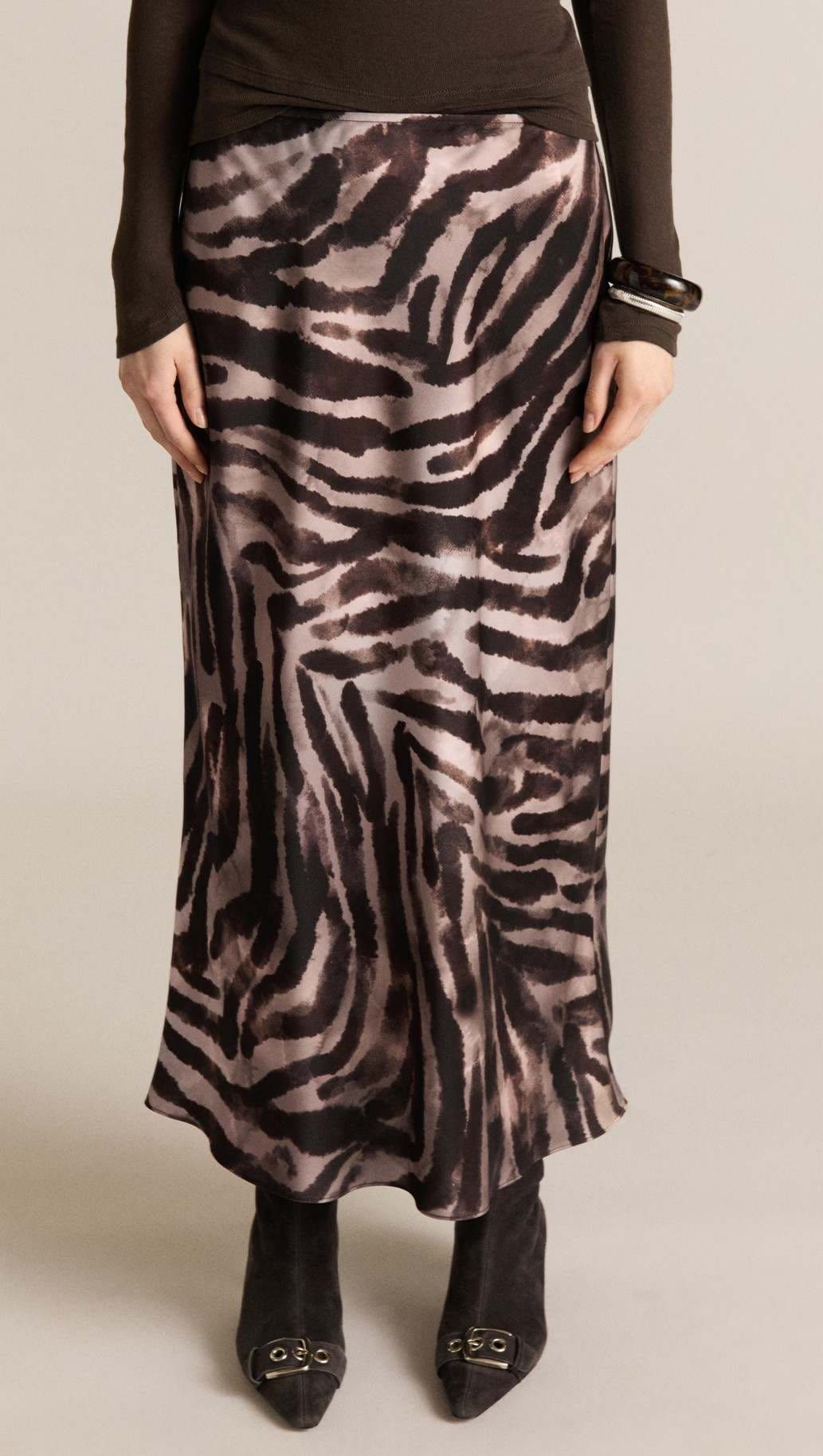 Falda larga satinada cebra de Mango