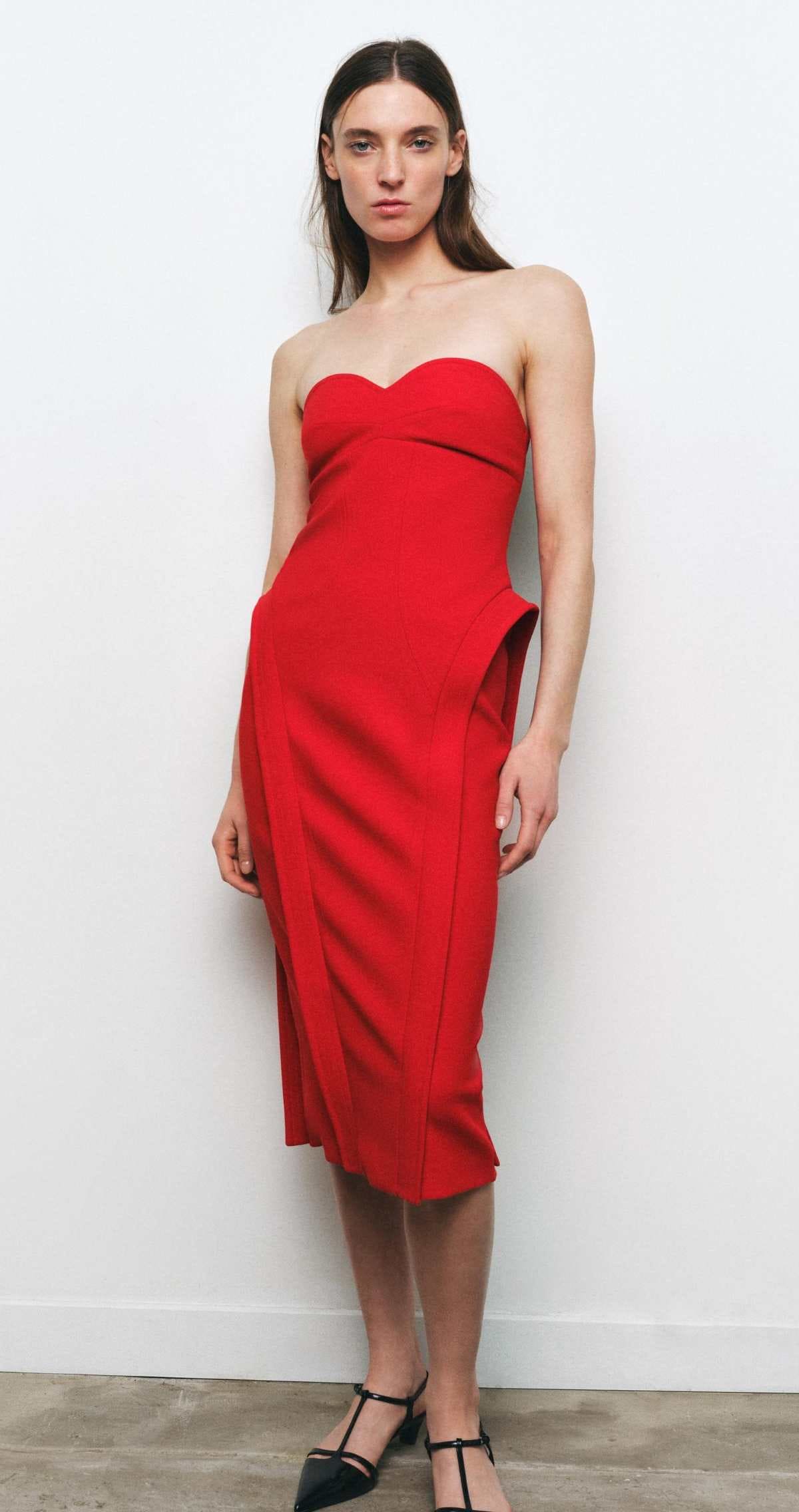 Vestido midi escote corazón de Zara