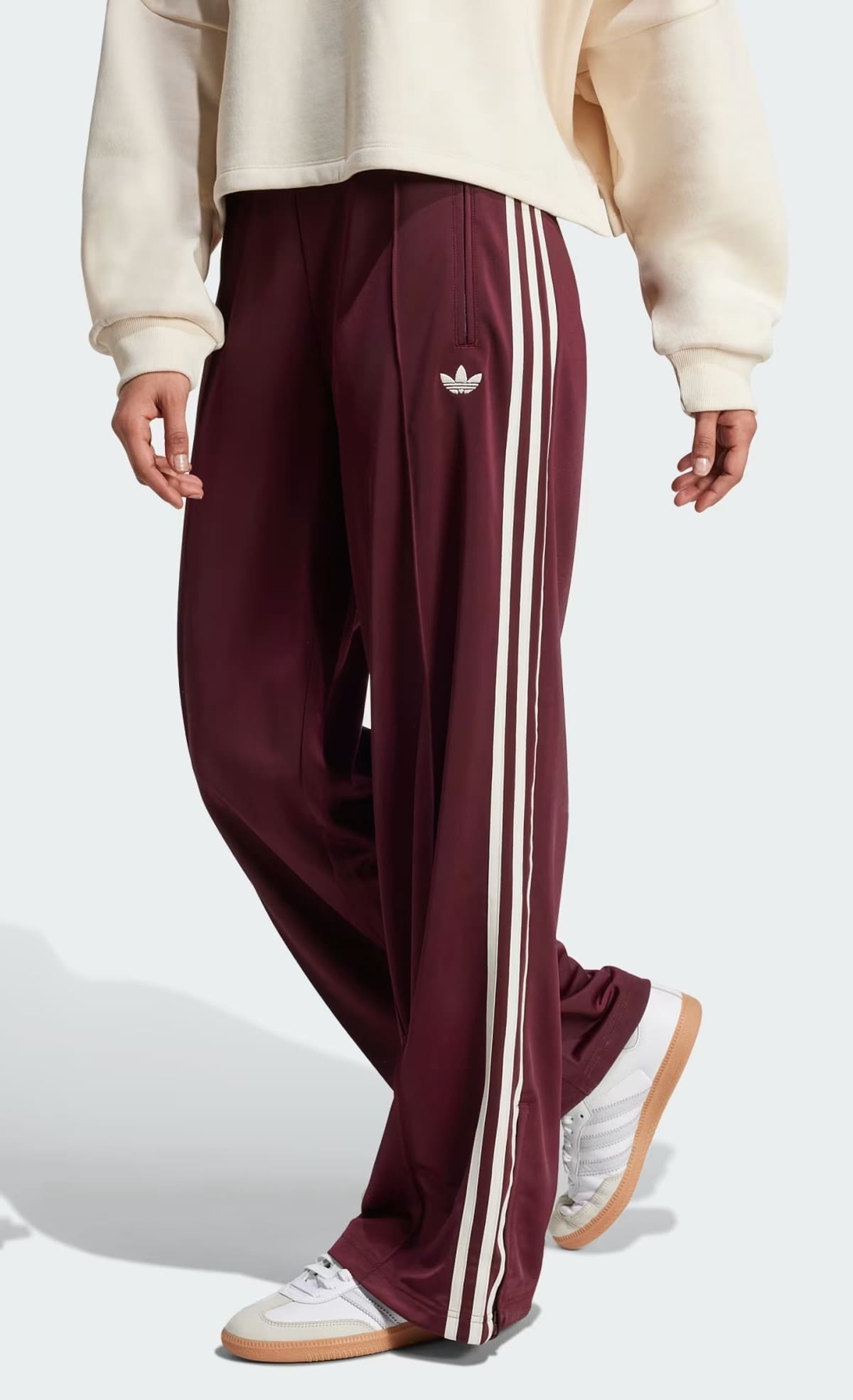 El nuevo pantalón Adicolor Classic Firebird Loose en color burdeos de Adidas