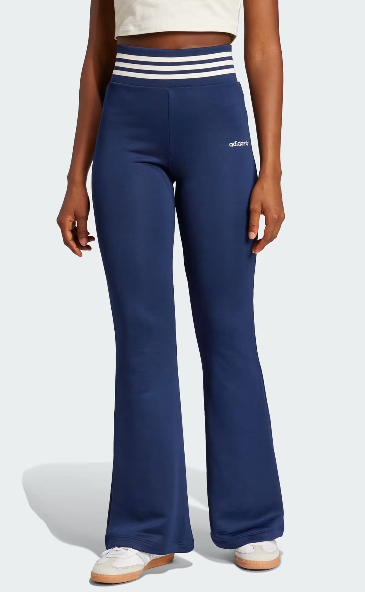 El nuevo pantalón flared en color azul de Adidas