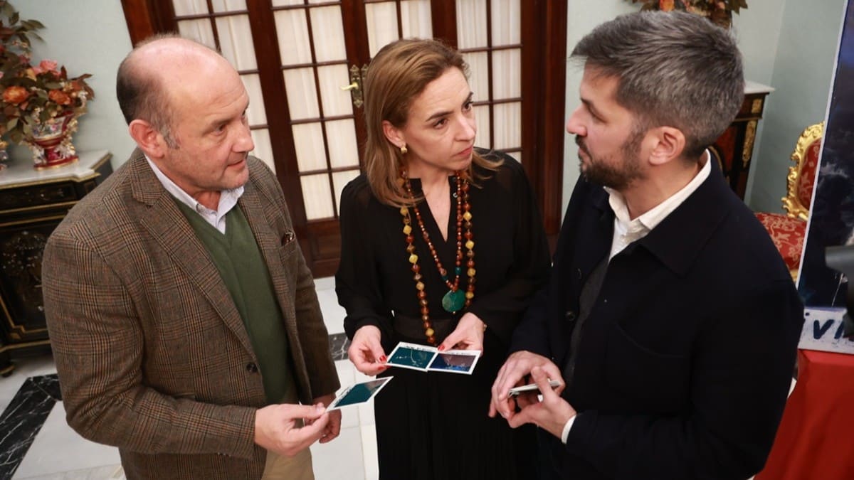 Almudena Martínez y Juancho Ortiz, junto al autor de la obra