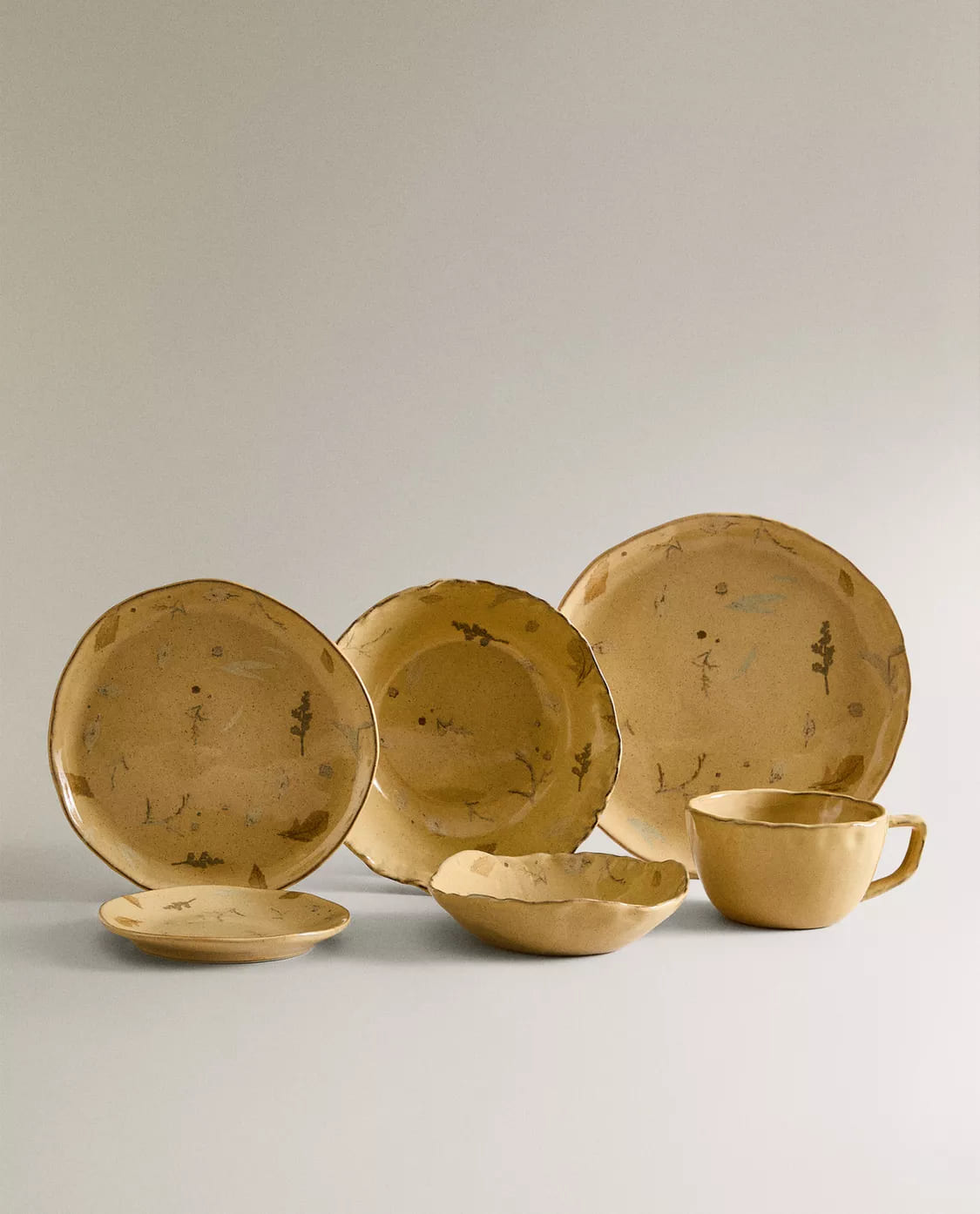 Vajilla de gres con estampado de hojas