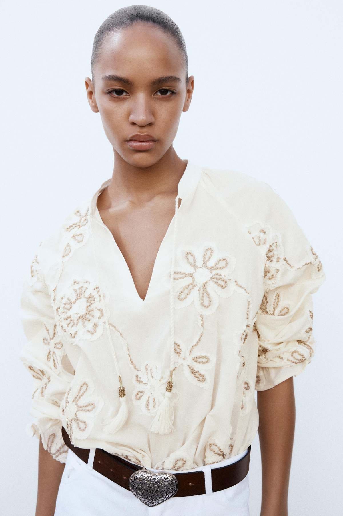 Blusa bordados flores de Zara