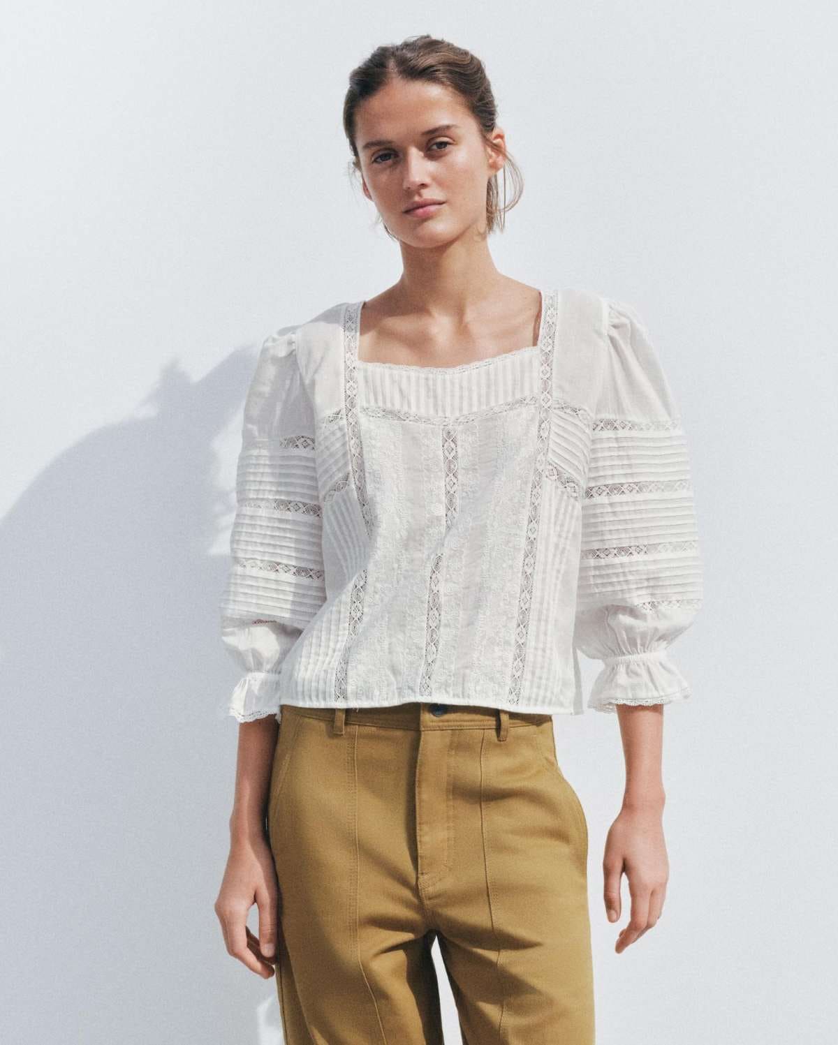 Blusa romántica bordados zw collection de Zara