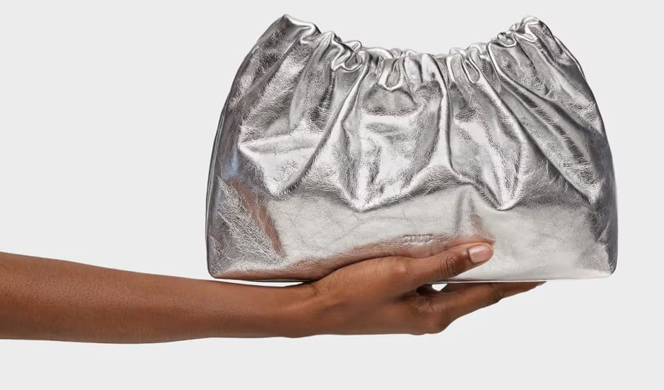 El nuevo bolso tipo clutch bandolera en color plata Tous Cloud