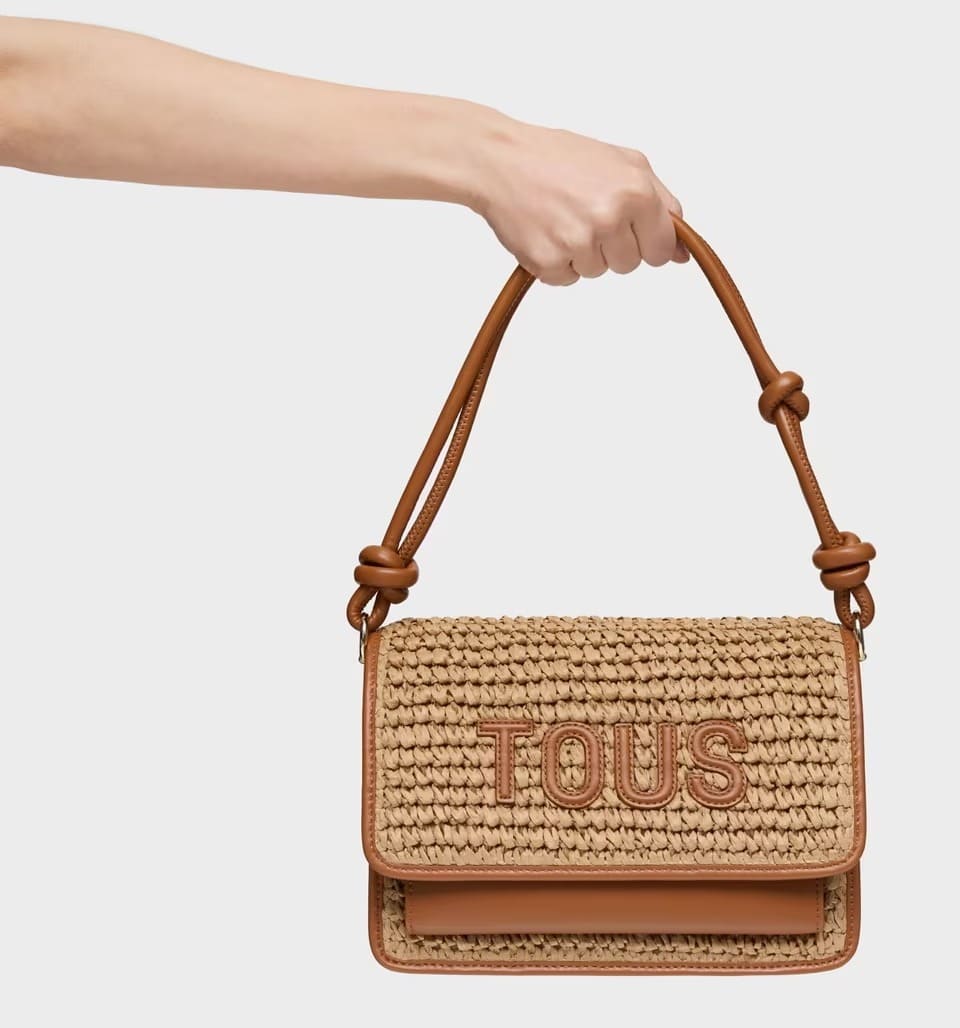 El nuevo bolso bandolera mediana color camel Audree de rafia de Tous