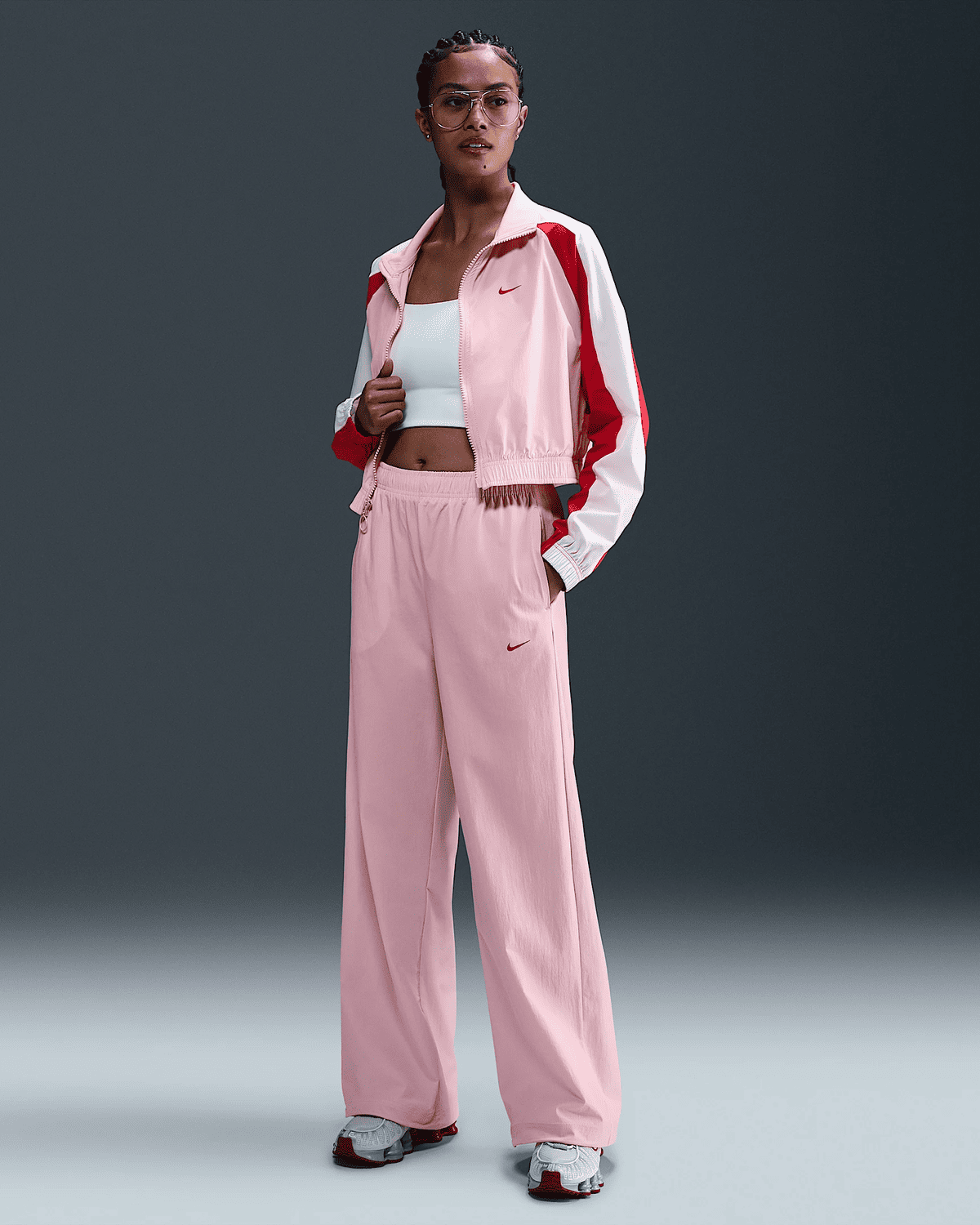 El nuevo pantalón de tejido woven para mujer en color rosa de Nike