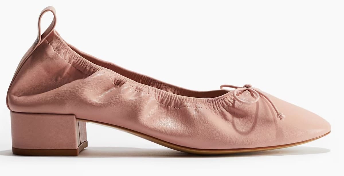 Los nuevos zapatos salones con lazo en color rosa empolvado de H&M