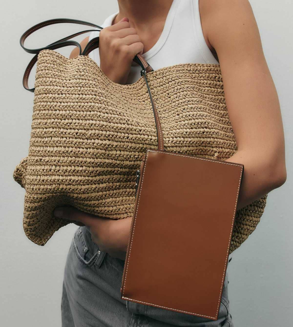 Maxi shopper trenzado de Zara