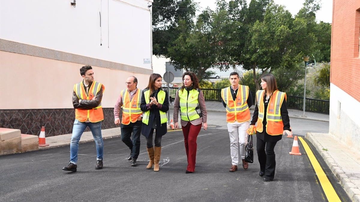 La alcaldesa de Almería, María del Mar Vázquez, durante su visita al barrio de Araceli
