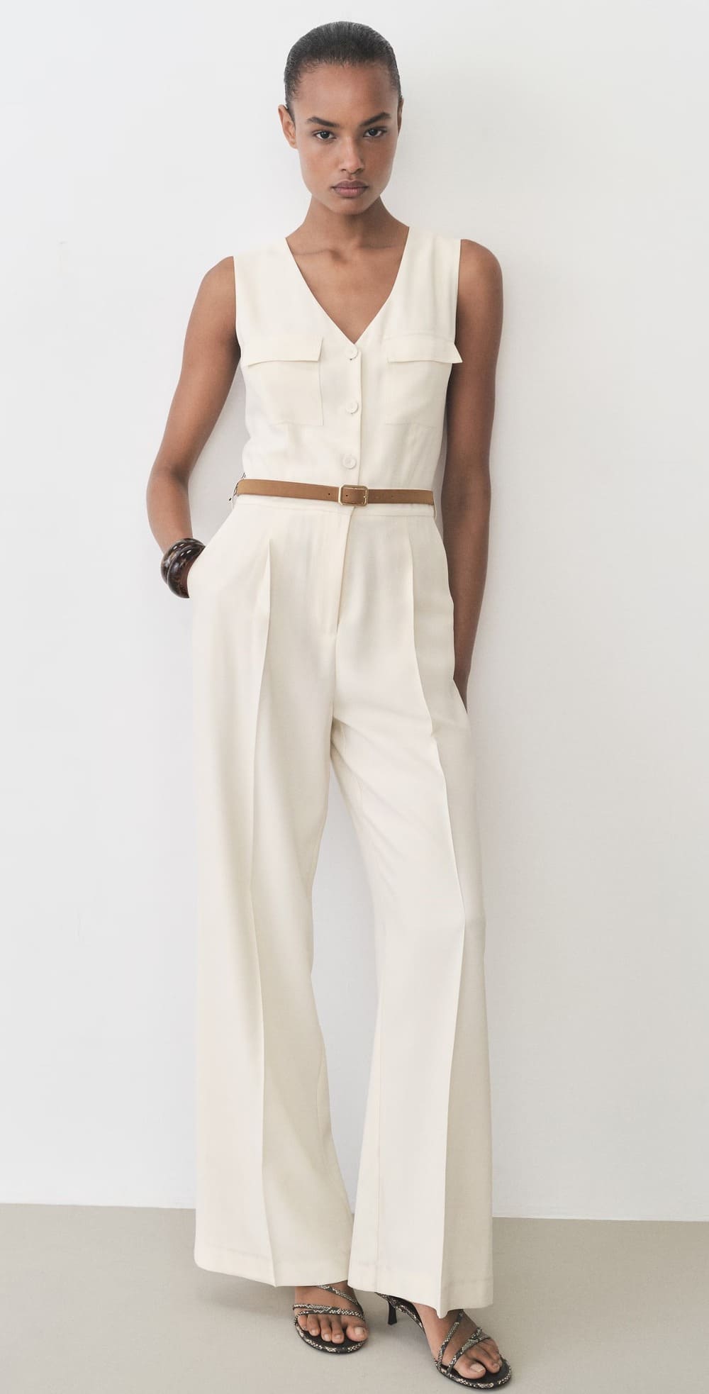 El mono largo con cinturón en color blanco de Mango