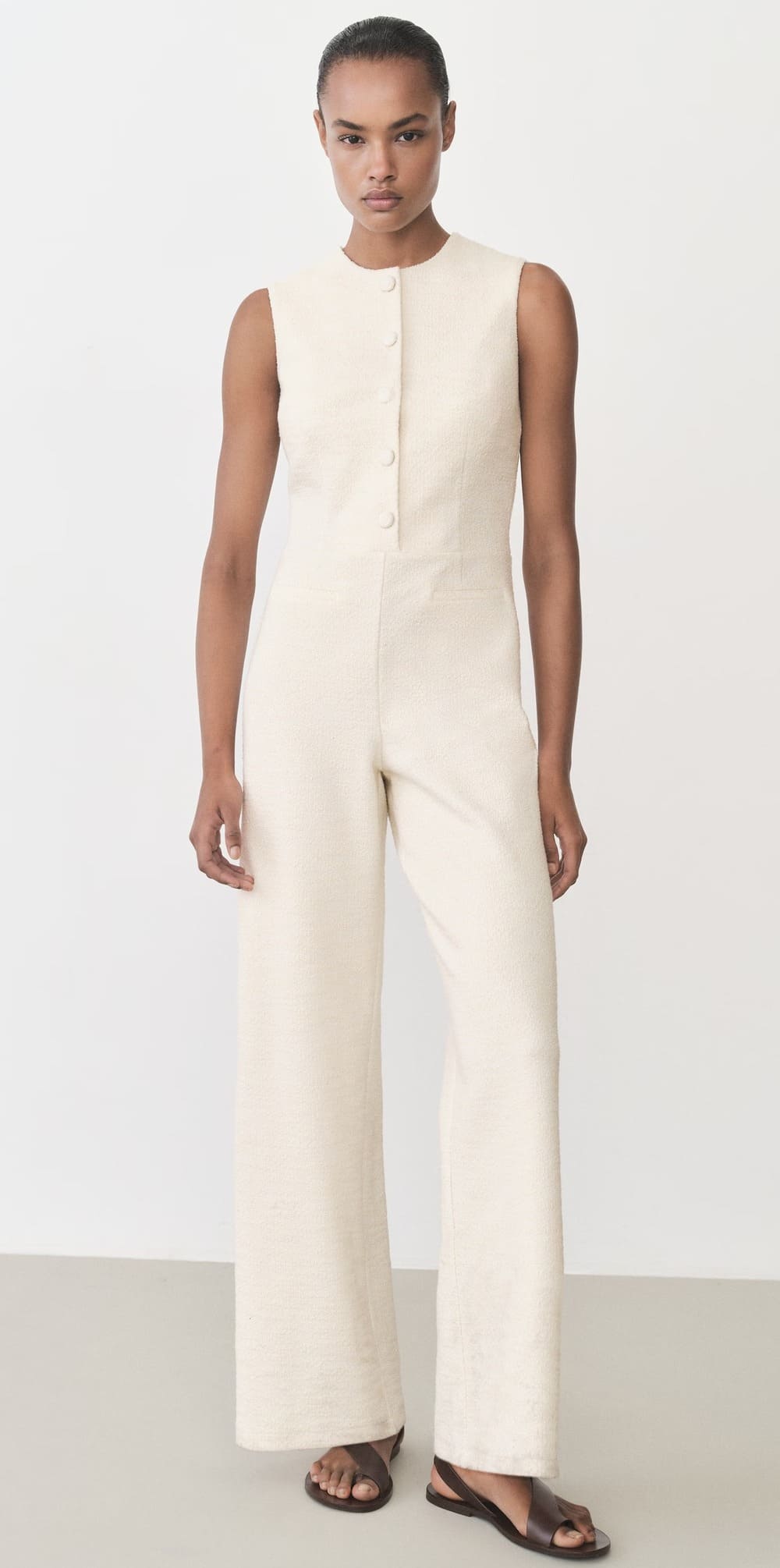 El mono Tweed con botones en color crudo de Mango