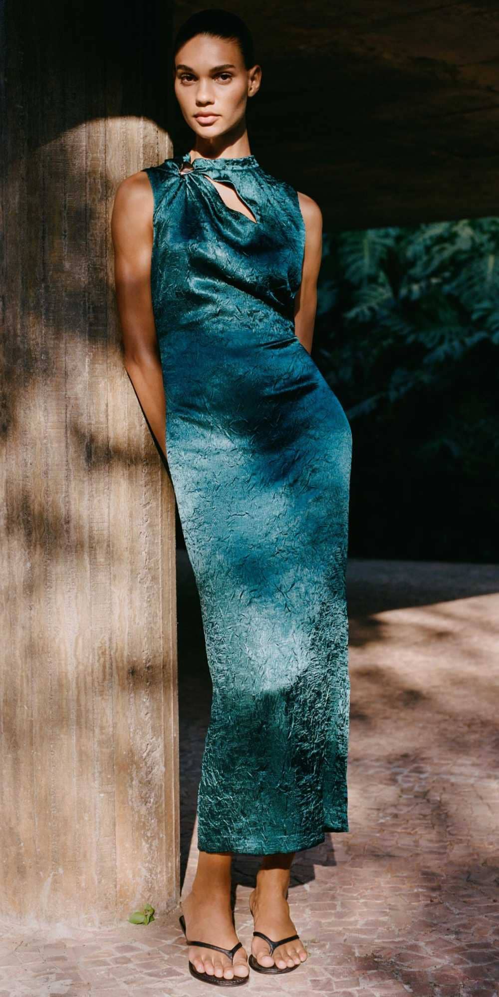 Vestido midi satinado aplique dorado de Zara