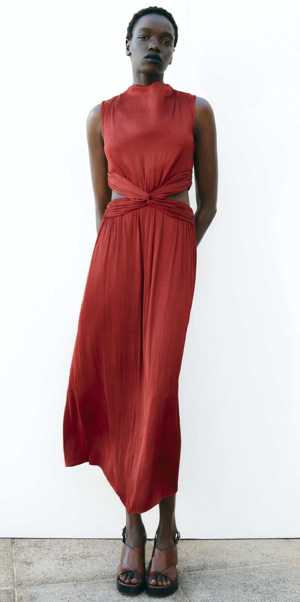 Vestido midi satinado cut out de Zara