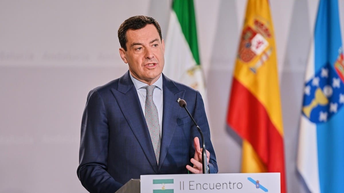 Juanma Moreno, durante su atención a los medios | Salvador López Medina