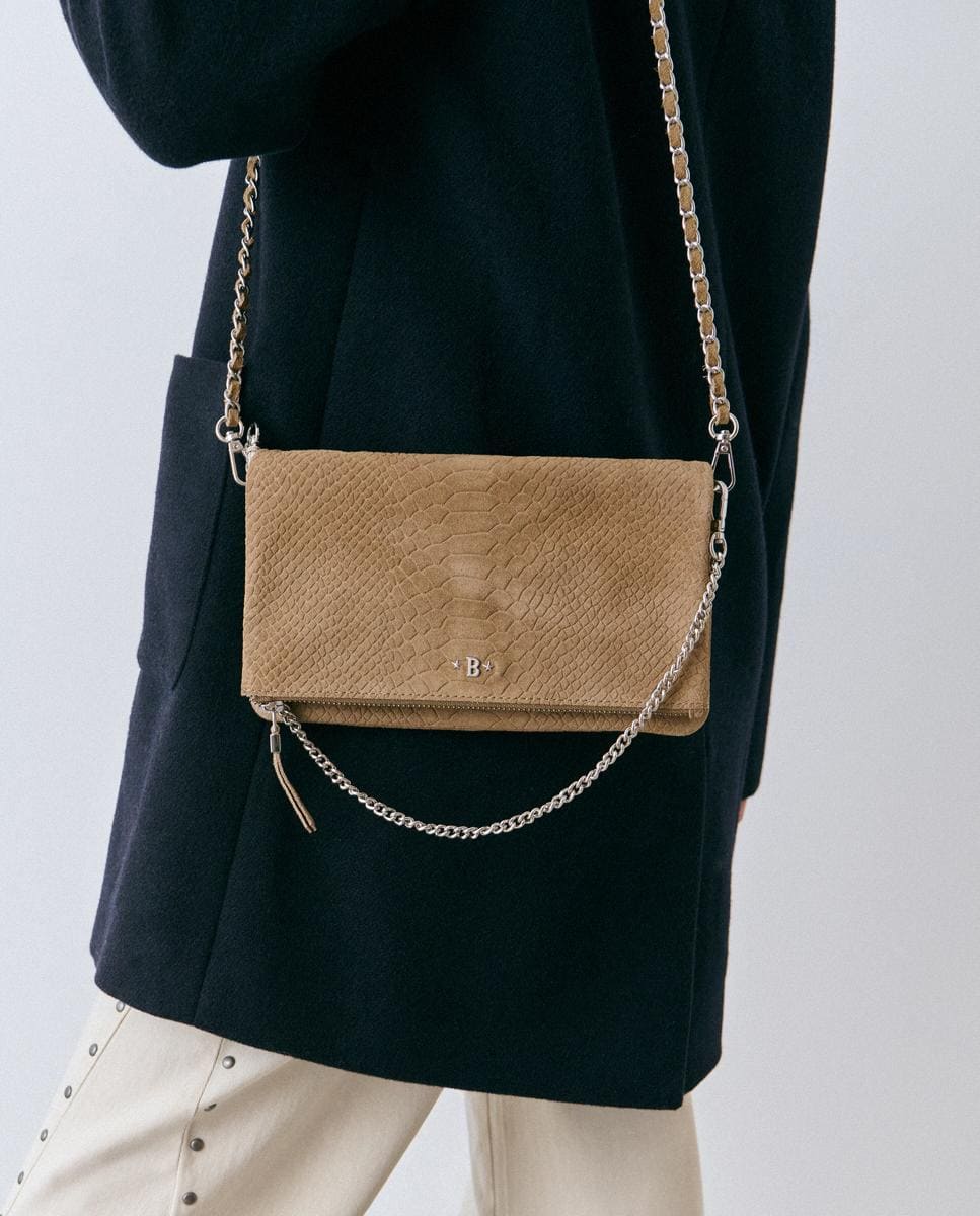 Bolso de hombro de piel con solapa grabada