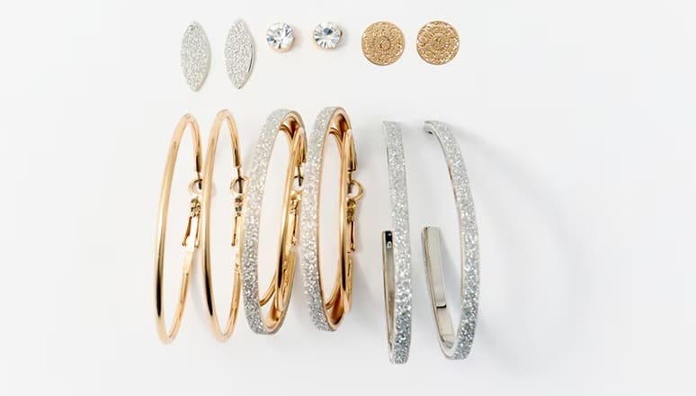 El set de pendientes de aros con purpurina de Sfera en El Corte Inglés