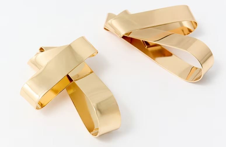 Los pendientes cinta origami en color oro de Sfera en El Corte Inglés