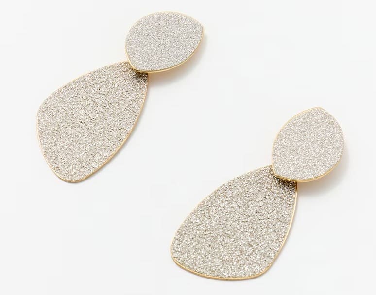 Los pendientes dobles con purpurina color plata de Sfera en El Corte Inglés