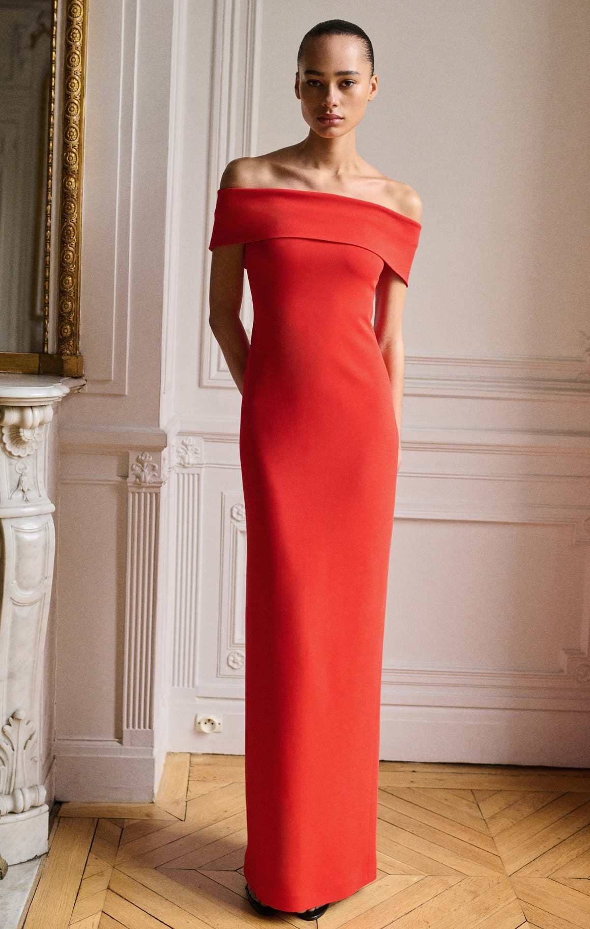 Vestido hombros descubiertos detalle abertura de Mango