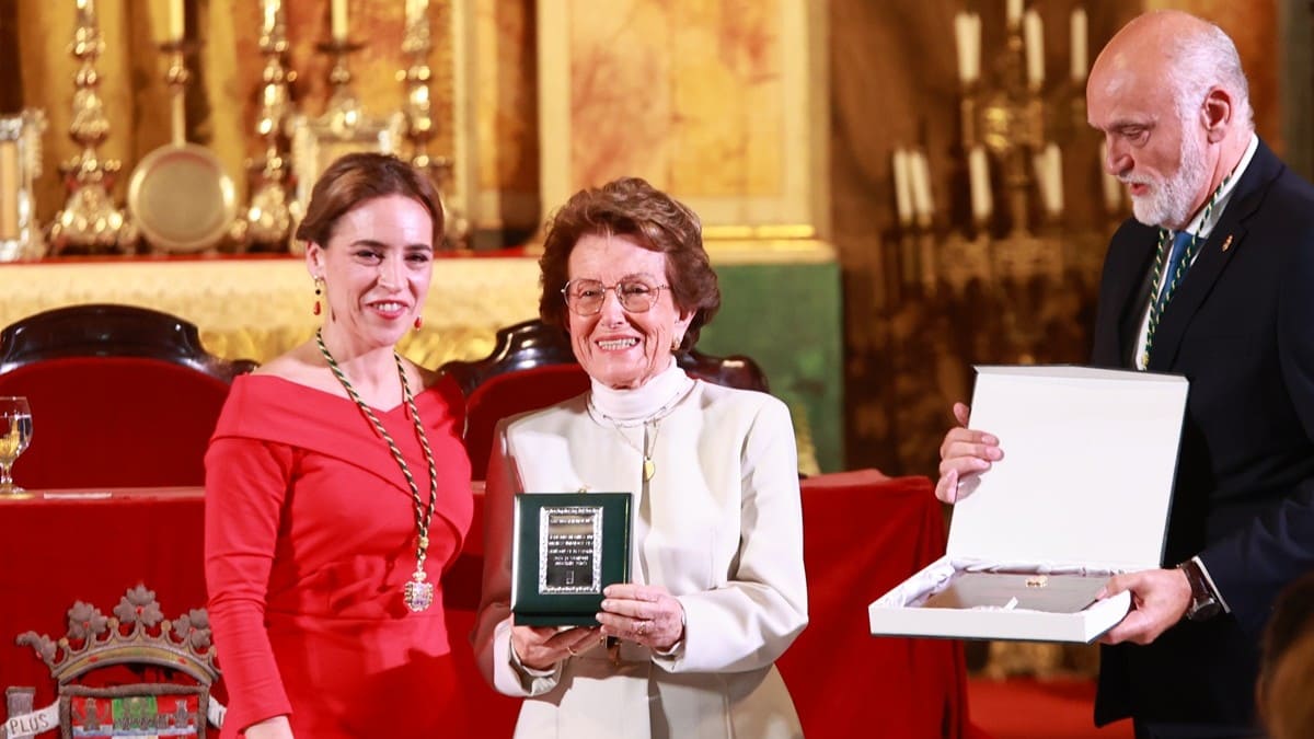 En el transcurso del acto han sido entregadas hasta 10 medallas | Cristo García