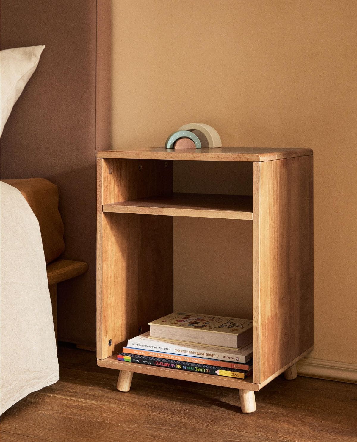 Mesita de noche de madera de Zara Home