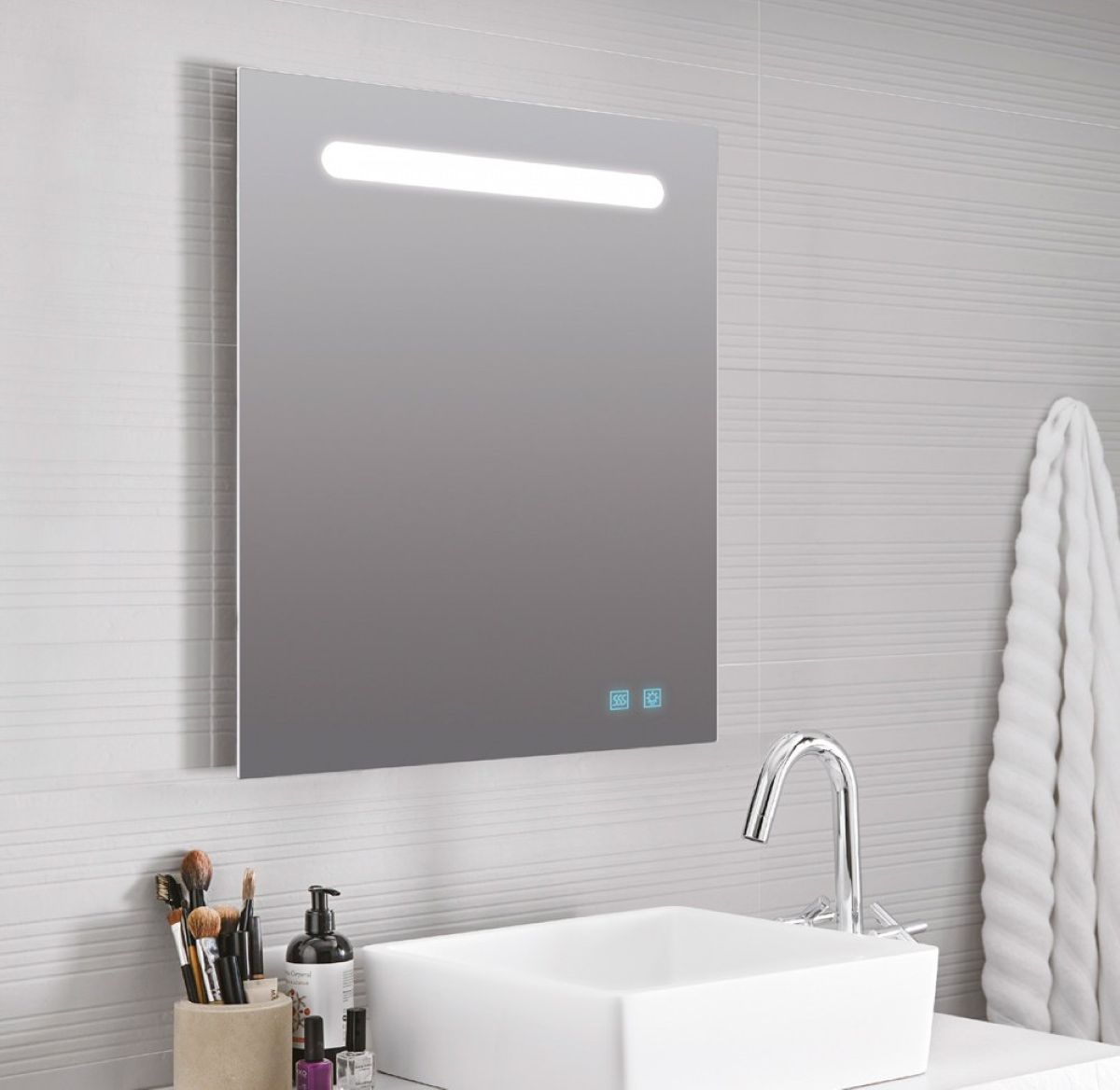 Espejo de baño LED con función antivaho modelo Álava de Leroy Merlin