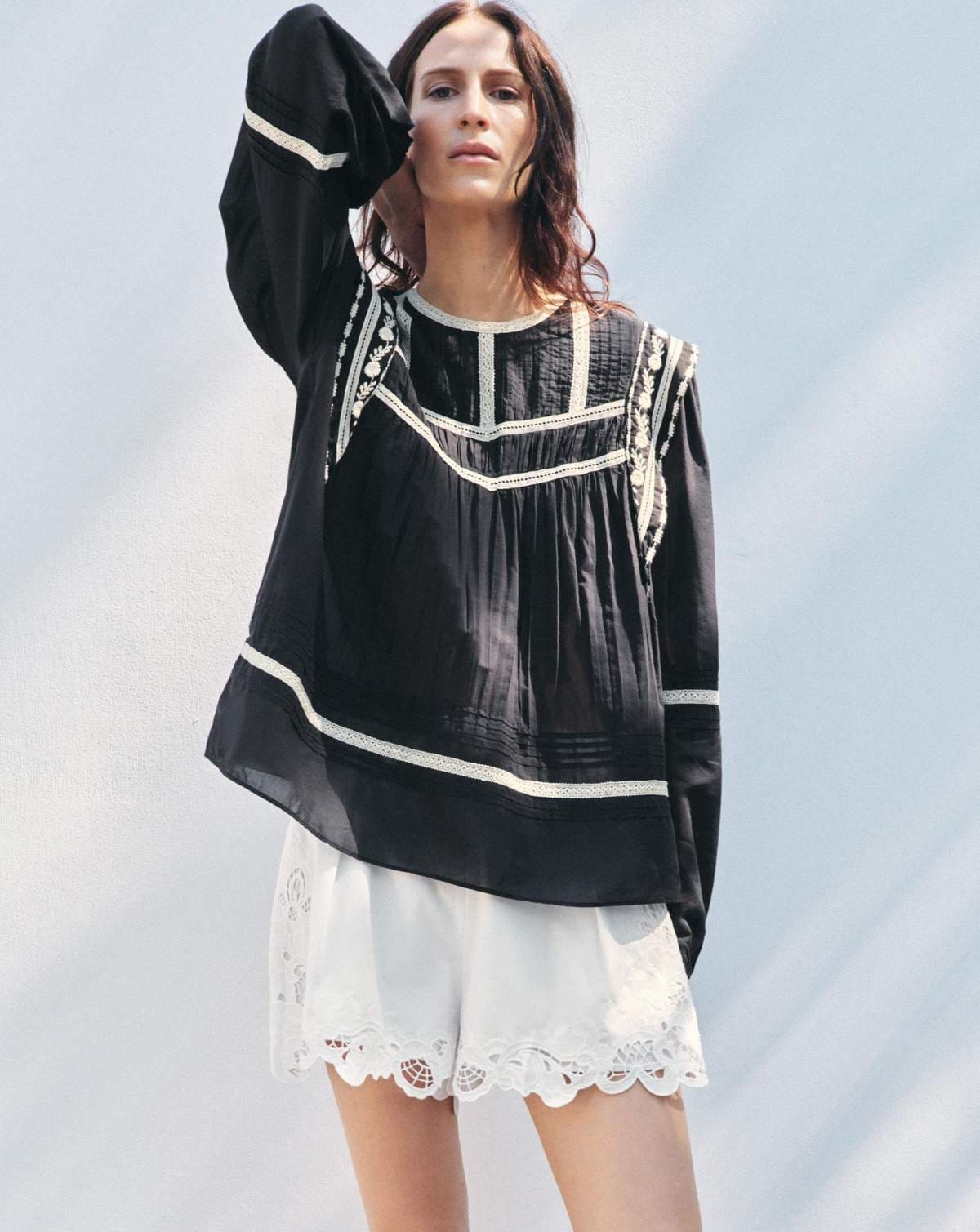 Blusa bordados contraste zw collection de Zara