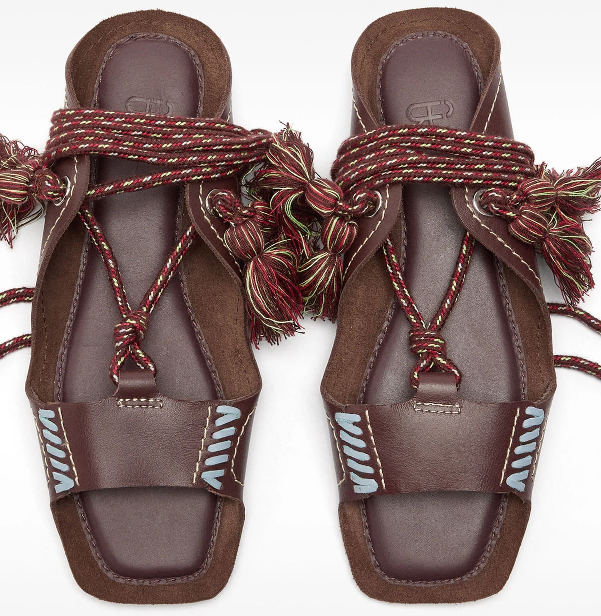 Las nuevas sandalias de piel planas con tiras marrones de Parfois