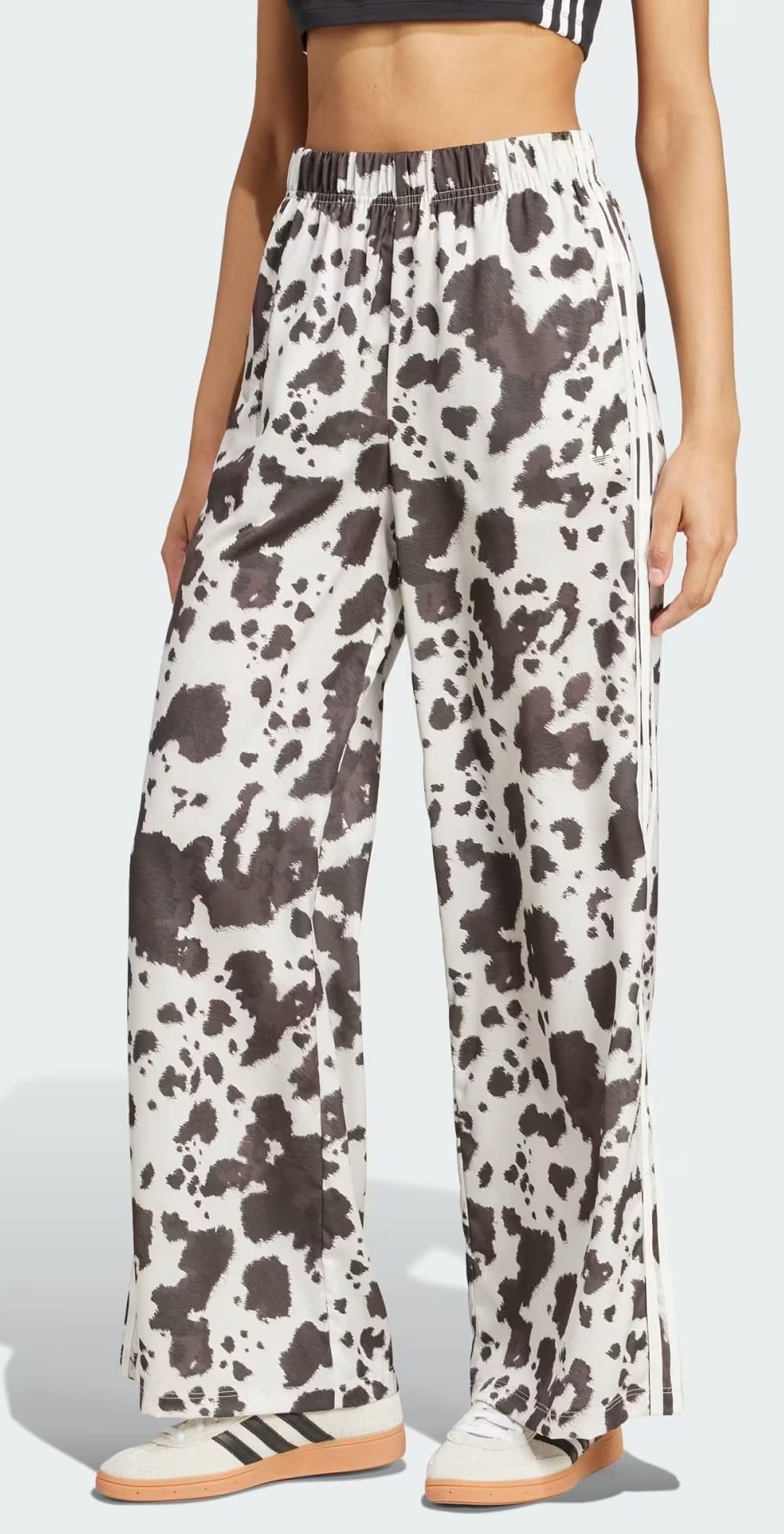 El nuevo pantalón Adidas Originals Satin Wide Leg con estampado de vaca