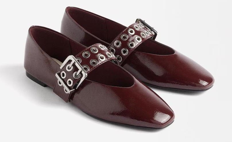 Bailarinas acharoladas con tira de tachuelas y hebilla