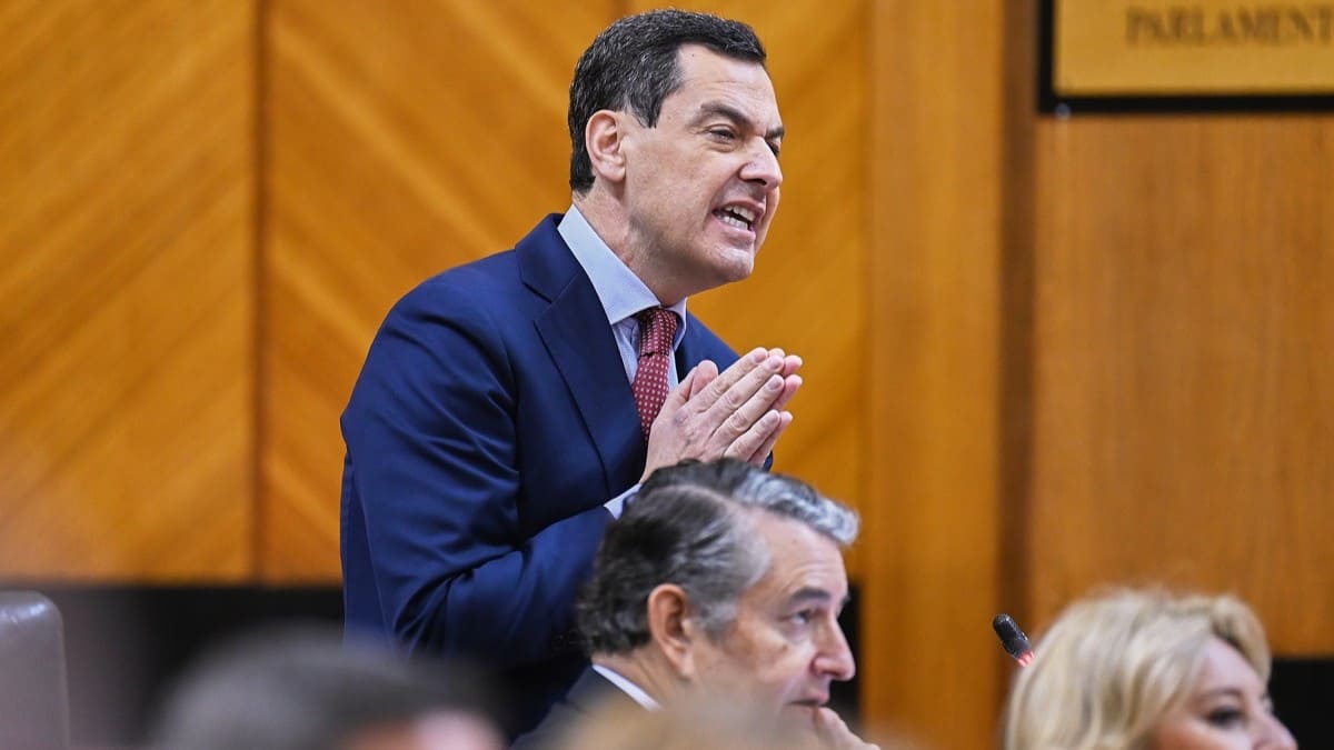 Moreno, durante la última sesión de control en el Parlamento andaluz