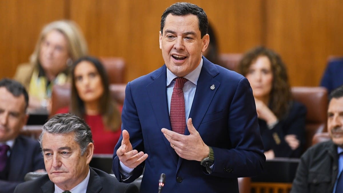 El presidente andaluz ha respondido a las preguntas de los grupos parlamentarios