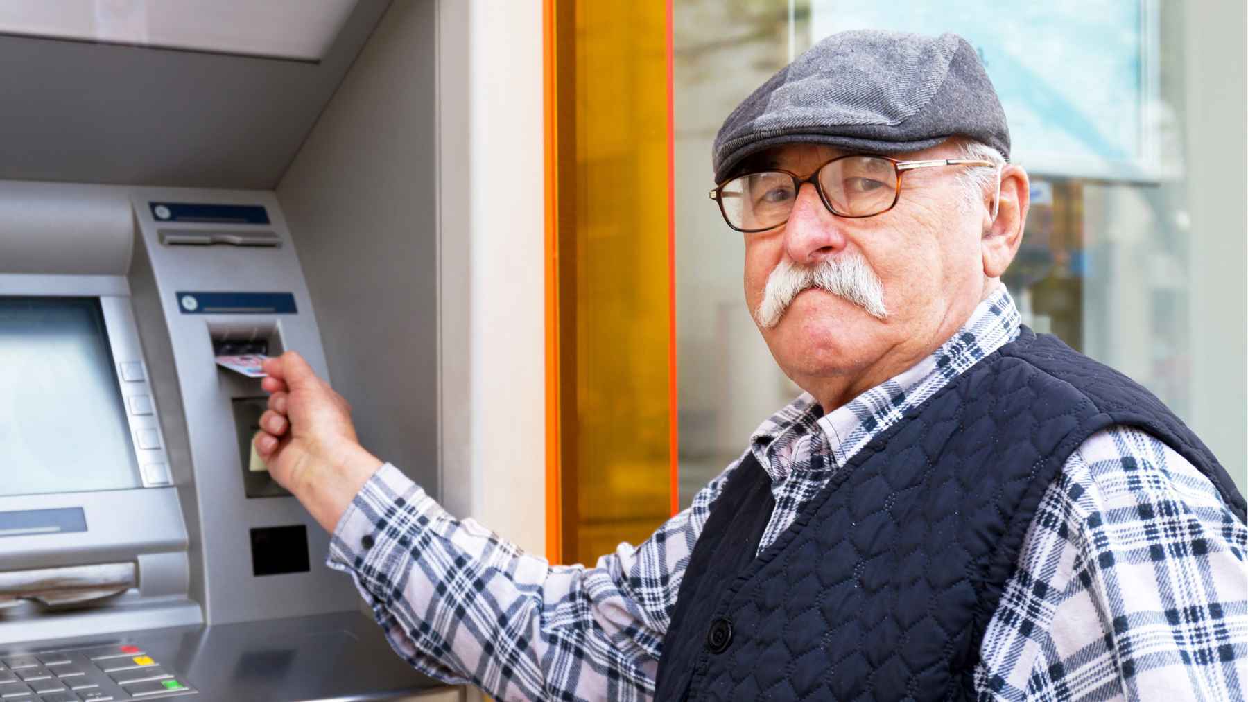 Un pensionista acude al banco para retirar su pensión