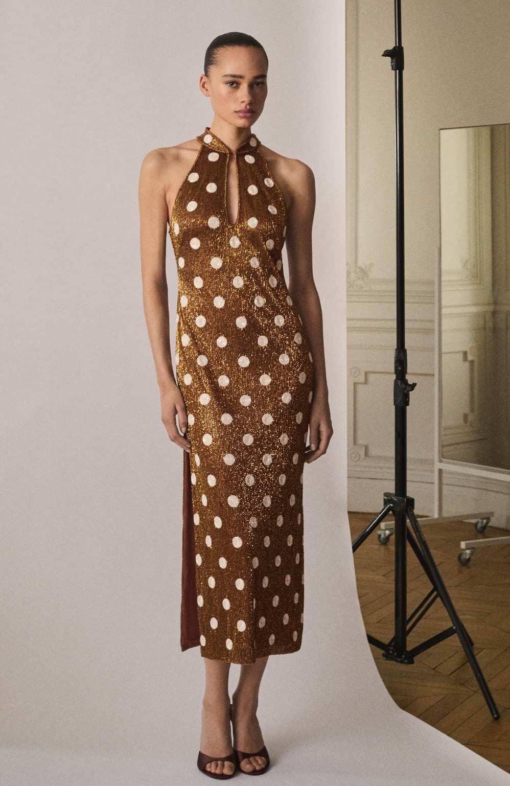 Vestido halter topos pedrería de Mango