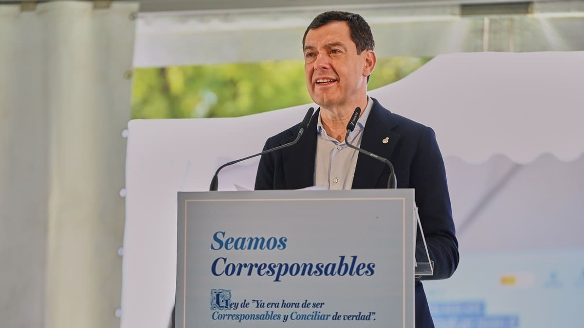 Juanma Moreno durante su atención a los medios | Salvador López Medina